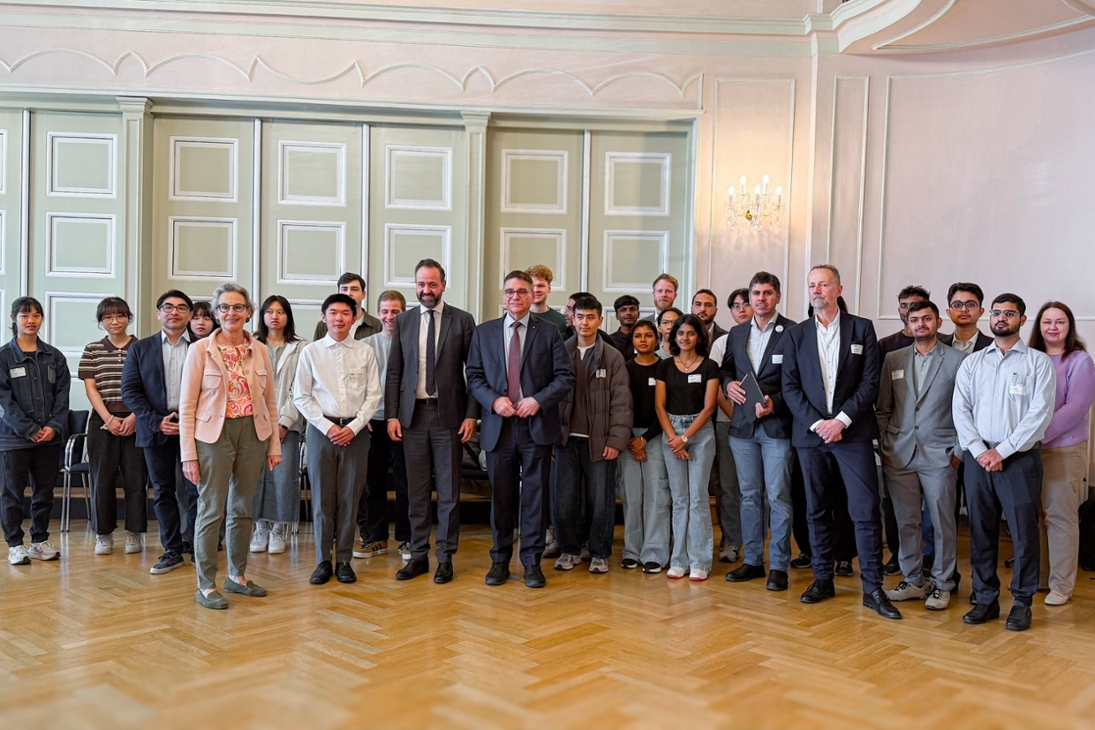 Gruppenbild der Teilnehmer am Meet&amp;Greet an der TU Dresden mit (u.a. mit Rektorin Ursula M. Staudinger Wissenschaftsminister Sebastian Gemkow)