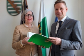 Foto: Der Amtschef im Sächsischen Staatsministerium der Justiz, Herr Till Pietzcker, überreicht der neuen Präsidentin am Amtsgericht Chemnitz, Dr. Christine Mügge, ihre Ernennungsurkunde.