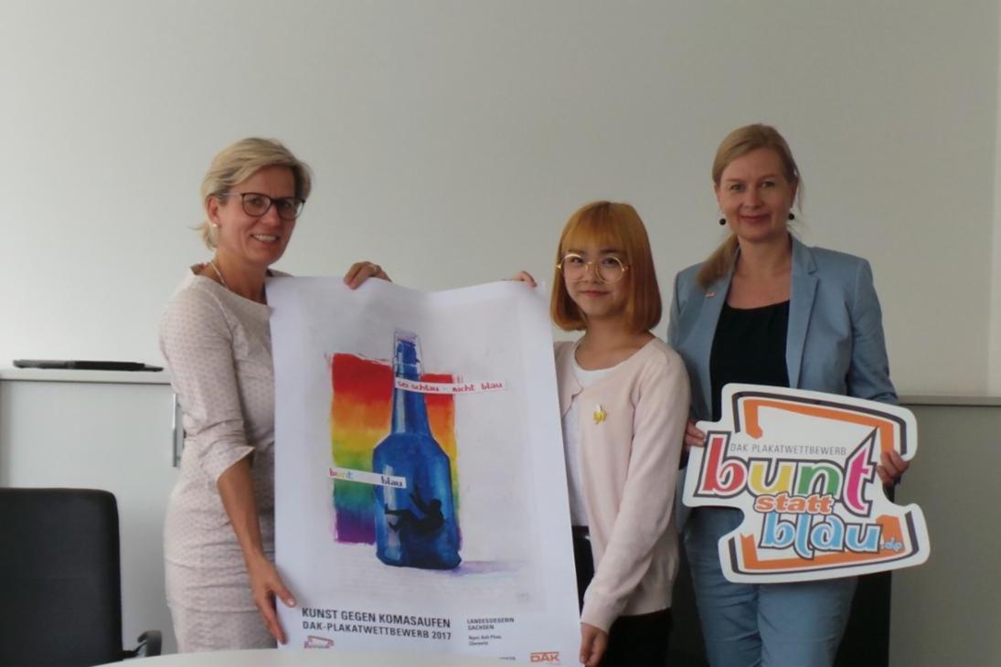 Von links nach rechts: 

Staatsministerin Barbara Klepsch, Preisträgerin Ngoc Anh Phan und Christine Enenkel, Leiterin der Landesvertretung der DAK Gesundheit