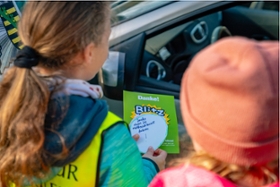 Foto: Kinder übergeben grüne Karte an Autofahrer