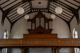 Foto: Innenansicht auf die Orgel in der Anstaltskirche der Justizvollzugsanstalt Bautzen