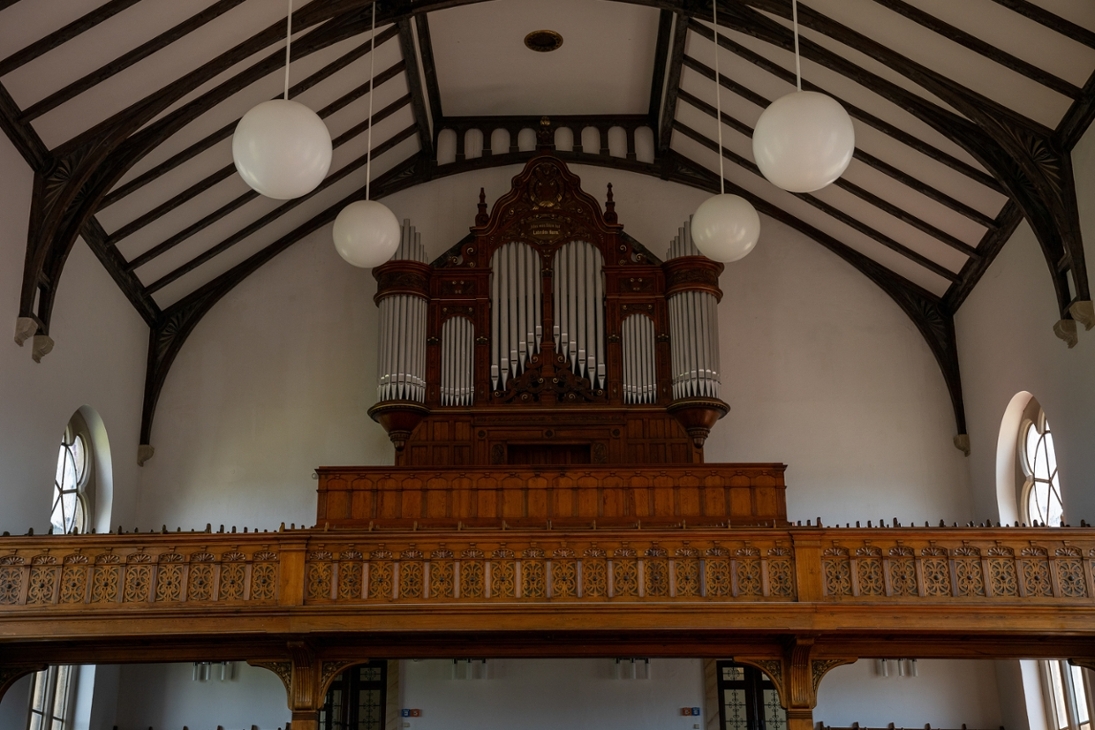 Innenansicht auf die Orgel in der Anstaltskirche der Justizvollzugsanstalt Bautzen