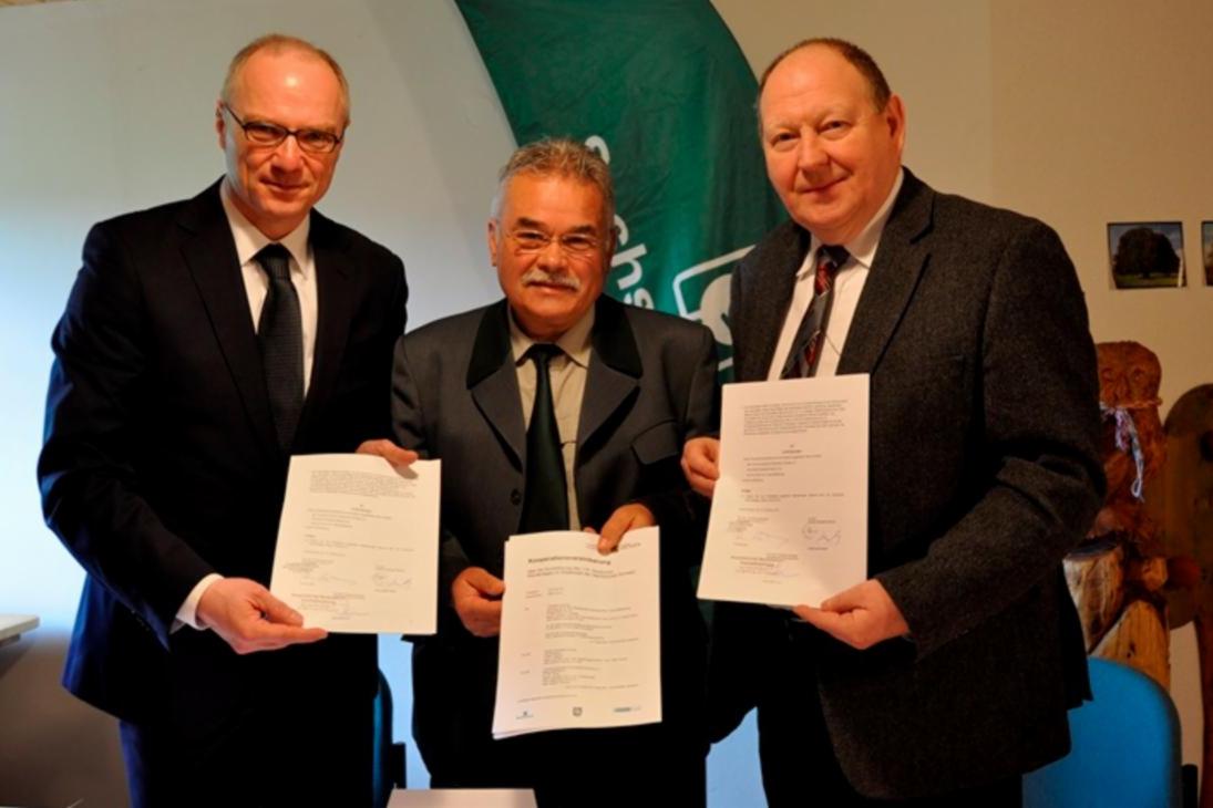 Unterzeichnung einer Kooperationsvereinbarung (v.l.n.r.: Mike Ruckh; Oberbürgermeister Stadt Sebnitz, Prof. Dr. Hubert Braun; Geschäftsführer des Staatsbetriebes Sachsenforst, MdB Klaus Brähmig; Vorsitzender des Tourismusverbandes Sächsische Schweiz)