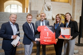 Foto: Ministerpräsident Michael Kretschmer empfing die Volleyballerinnen des Dresdner SC 1898 e. V. (DSC) in der Sächsischen Staatskanzlei und würdigte die herausragenden Leistungen der gesamten Mannschaft und des Vereins in dieser Saison.
Das Team von Alexander Waibl hatte Anfang März in Mannheim gegen den USC Münster zum siebten Mal in der Vereinsgeschichte den DVV-Pokal gewonnen und holte nun in der Meisterschaft Silber.