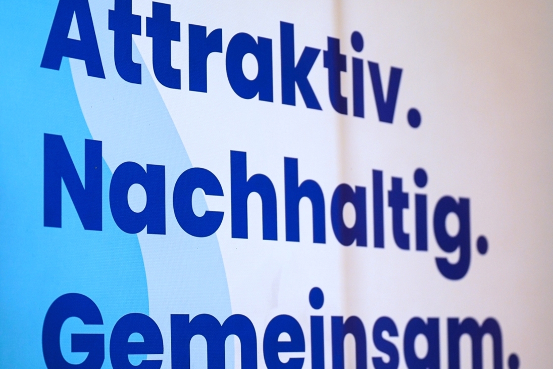 Plakat zur Idee des &quot;Neuen Europäischen Bauhauses&quot; der Europäischen Kommission mit der Aufschrift: &quot;Attraktiv. Nachhaltig. Gemeinsam.&quot;