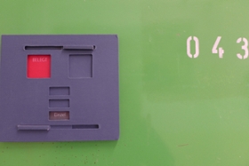 Foto: Das Schild an einer grünen Dienstzimmertür zeigt an, dass gerade eine Einzelintervention stattfindet.