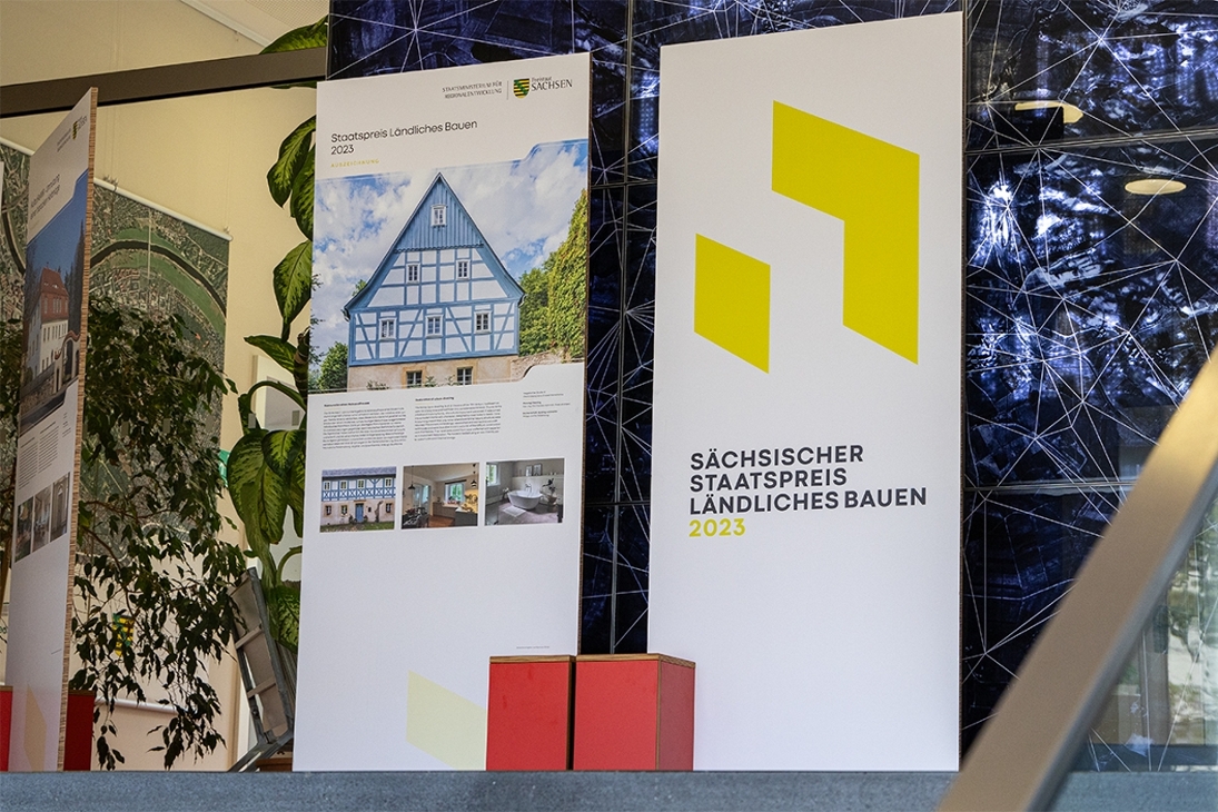 Die Ausstellung zum Staatspreis Ländliches Bauen besteht aus 14 mannshohen Tafeln und ist noch bis Ende Mai im Eingangsbereich des GeoSN sowie in den beiden Mittelfoyers zu sehen.