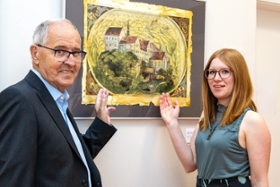 Foto: Die Künstlerin Mandy Hegewald stellt vom 6. Mai bis 30. September im GeoSN ihre Kunstwerke aus. Anlässlich der Vernissage hielt der Maler Fritz Wolf die Laudatio.