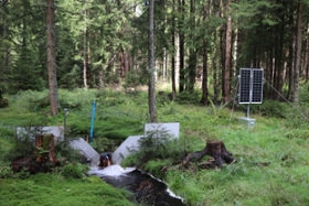 Foto: Messstation für Messung von Abfluss und DOC-Konzentration (gelöste organische Kohlenstoffe) im „Moor am Roten Fluss“ bei Grünheide. Es soll gezeigt werden, wie sich die Wasserqualität durch die geplante Wiedervernässung verändert.