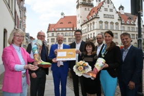 Foto: von links nach rechts: Dr. Cindy Krause (IHK Chemnitz, Geschäftsführerin Regionalkammer Mittelsachsen), MdL Henning Homann, Staatssekretär Thomas Kralinski, Sven Liebhauser (Oberbürgermeister Döbeln), Künstlerin Olga Scheck, Jan Hasek (EDEKA), Simone Epperlein (SachsenLotto), Dr. Eddy Donat (Projektleitung "Ab in die Mitte")