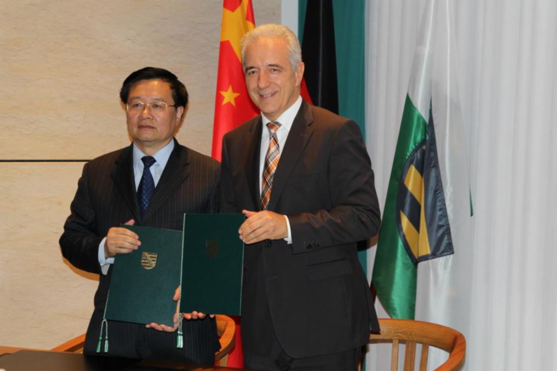 Ministerpräsident Stanislaw Tillich und der Gouverneur der Provinz Hubei, Wang Guosheng, unterzeichneten heute in Dresden eine gemeinsame Erklärung zur partnerschaftlichen Zusammenarbeit. Die chinesische Provinz kündigt an, ein eigenes Verbindungsbüro im Freistaat einzurichten. In den Bereichen Wirtschaft, Forschung, Umwelt, Tourismus und Kultur wollen die Regierungen und Akteure beider Regionen sich noch stärker vernetzen.