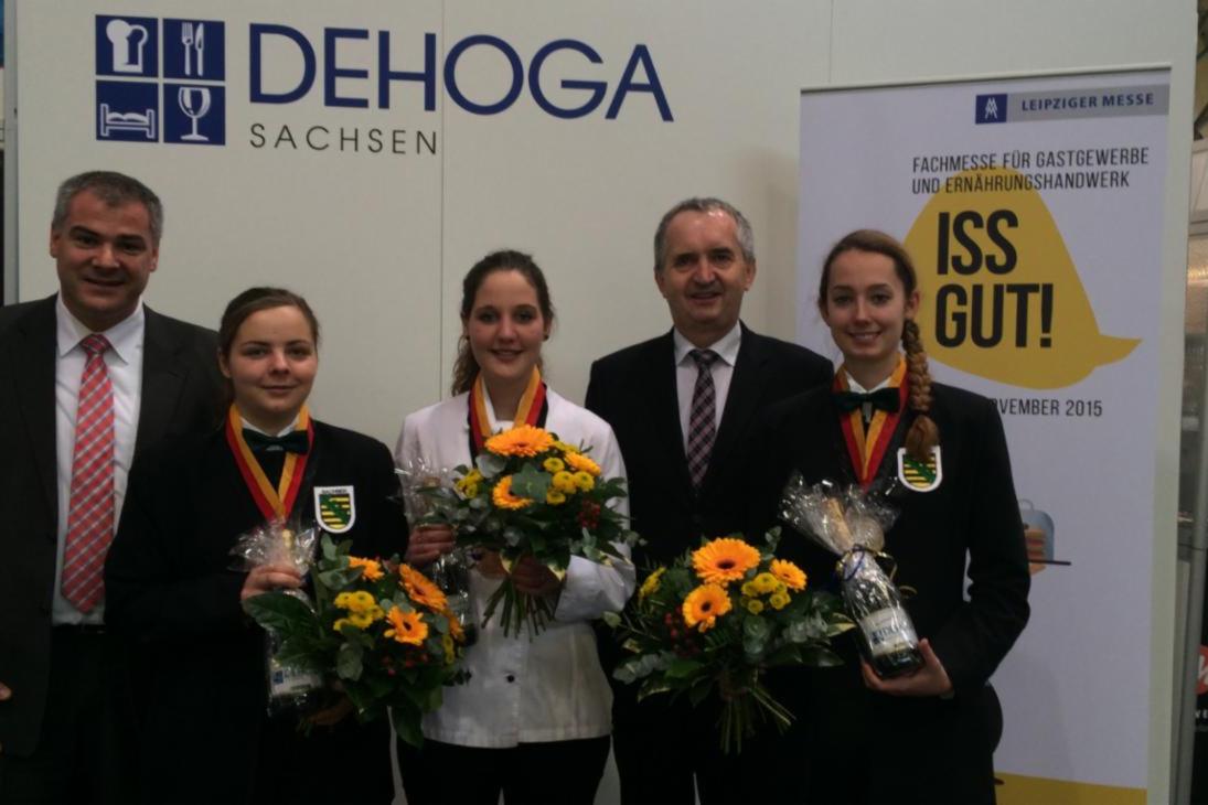 von links: Armin Schumann (Hauptgeschäftsführer DEHOGA Sachsen), Lisa Küttner, Meike Blickheuser, Staatsminister Thomas Schmidt, Karoline Krohn
