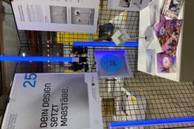 Foto: Preisstatue der Porzellanmanufaktur MEISSEN vor Plakat "Jetzt mitmachen" auf der "Werkschau" in Chemnitz