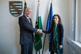 Foto: Justizministerin Prof. Constanze Geiert gratuliert Herrn Dr. Fresemann zum neuen Amt.
