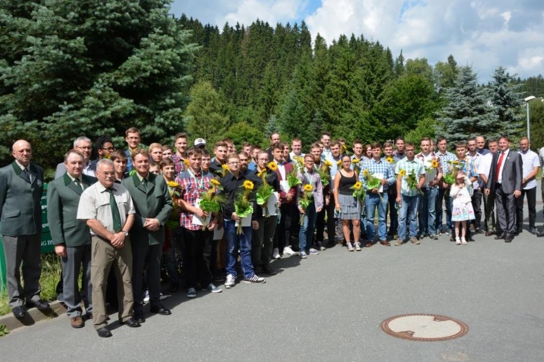 Nach dreijähriger Ausbildung starten die neuen Waldexperten ins Berufsleben
