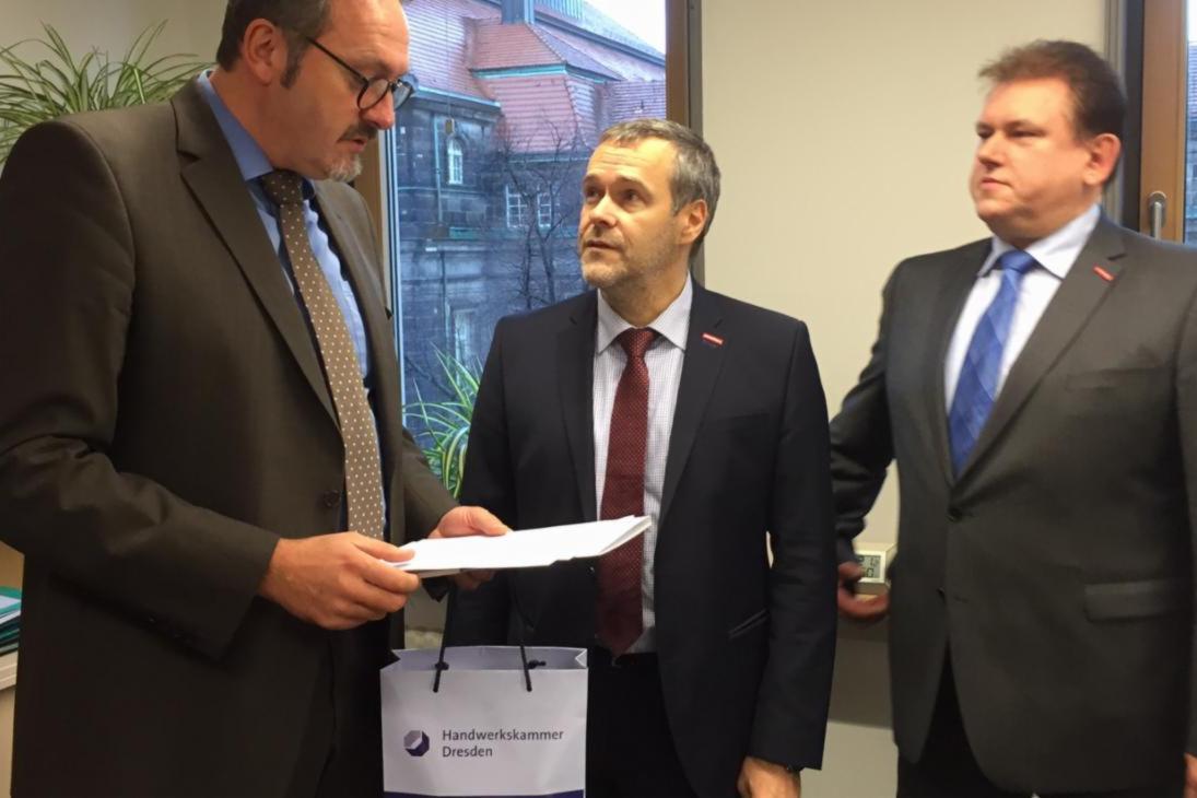 Stefan Brangs, Staatssekretär für Wirtschaft, Arbeit und Verkehr hat heute einen Förderbescheid an Dr. Jörg Dittrich, Präsident der Handwerkskammer Dresden sowie deren Hauptgeschäftsführer, Dr. Andreas Brzezinski, übergeben.