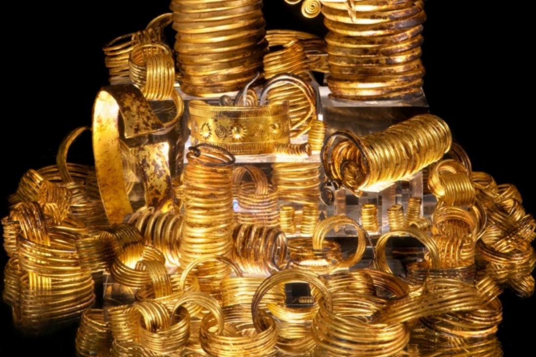 Der prachtvolle bronzezeitliche Goldhort von Gessel (Kr. Diepholz) wurde 2011 bei Untersuchungen in einer Pipeline-Trasse entdeckt. Mit über 100 Teilen ist er einer der größten vorgeschichtlichen Goldhorte Europas.