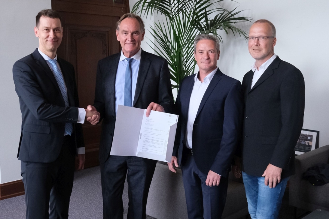 LDS-Präsident Béla Belafi, Leipzigs Oberbürgermeister Burkhard Jung, Dirk Thomas (erster Beigeordneter und Bürgermeister der Stadt Schkeuditz), Rainer Werner (Sachgebietsleiter Wasserbaumanagement im Amt für Stadtgrün und Gewässer der Stadt Leipzig)