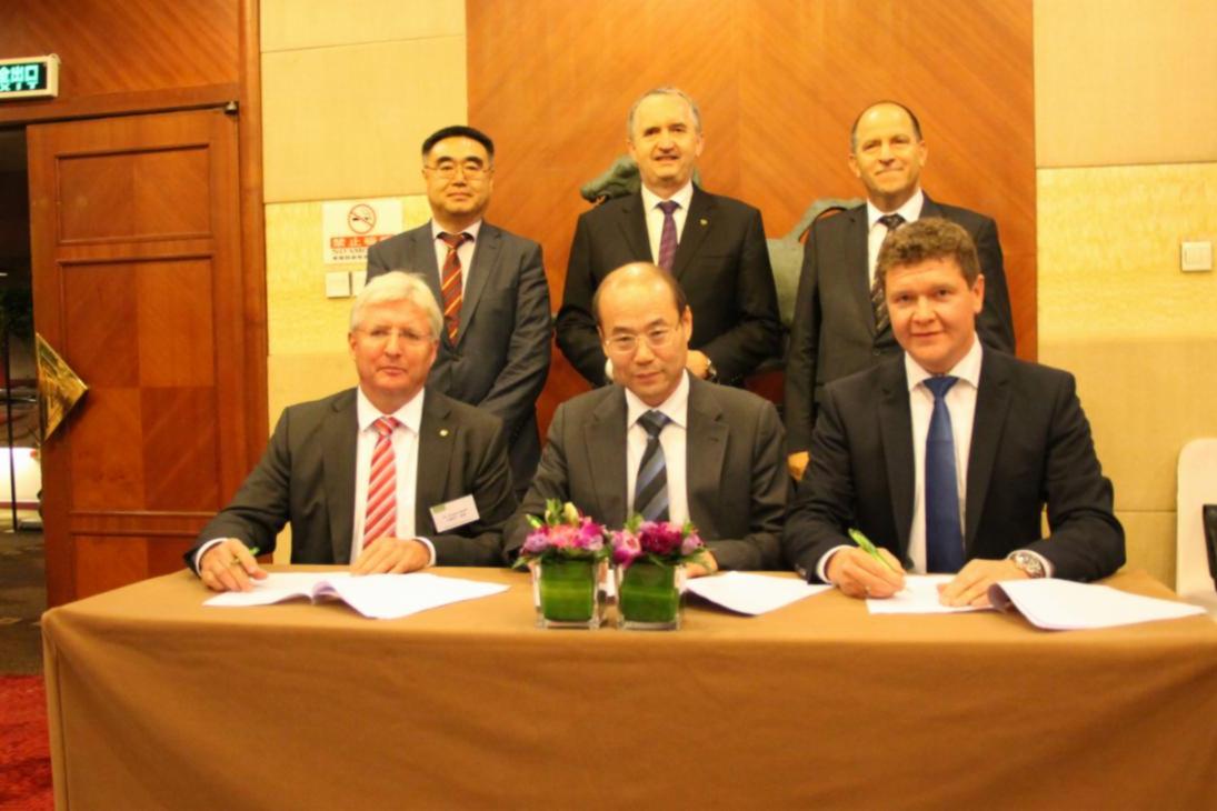 Vertragsunterzeichnung in Peking: Dr. André Gerth (Vita 34 AG), Quiang Wang (SDL), Lars Bergmann (Bergmann AG), hinten: Yingwei Ma (Kontaktpartner Sachsens in China), Staatsminister Thomas Schmidt, Peter Nothnagel, Geschäftsführer Wirtschaftsförderung Sachsen GmbH)