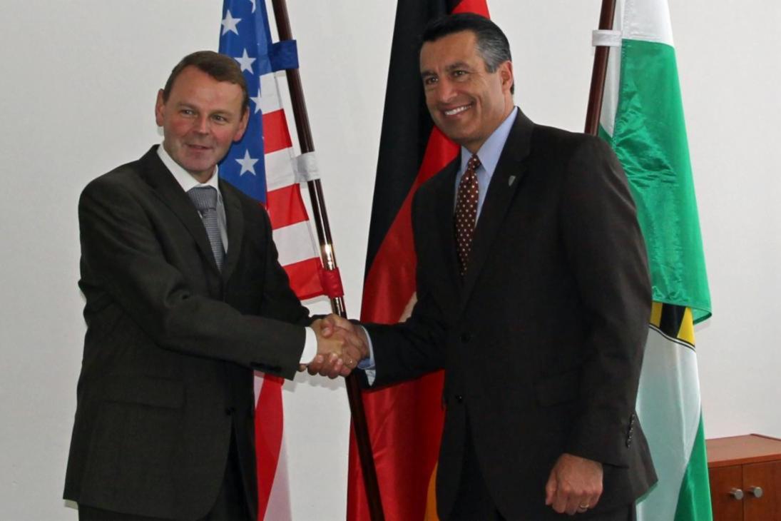 Im Rahmen seines zweitätigen Besuchs im Freistaat wurde der Gouverneur des US-Bundesstaates Nevada, Brian Sandoval, heute offiziell vom Chef der Staatskanzlei Dr. Fritz Jaeckel begrüßt. In einem gemeinsamen Letter of Intent vereinbarten der Freistaat und der US-Bundesstaat, sich gegenseitig bei der Internationalisierung der Wirtschaft zu unterstützen und dafür auch Möglichkeiten des Fachkräfteaustauschs zu prüfen.