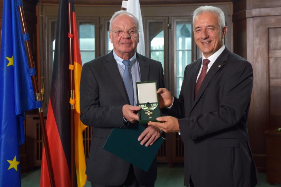 Mit Volker Lange wurde heute in Dresden dem 274. Bürger der Verdienstorden des Freistaates Sachsen verliehen. Ministerpräsident Stanislaw Tillich ehrte den Senator der Hansestadt Hamburg a. D. für sein herausragendes ehrenamtliches Engagement bei der Etablierung der Automobil-Fachmesse Auto Mobil International (AMI) am Messestandort Leipzig.