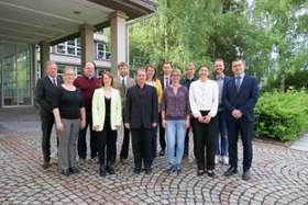 Foto: Dr. Thomas Maschke, Diana Sickel (LDS), Dr. Steffen Rodewald, Anne Zipplies-Polster, Robert Fichtner, Dr. Jürgen Fröde, Susan Kurth, LDS-Präsident Béla Bélafi, Sindy Krause, Thomas Tröger, Ariane Gerlach, Dr. Dima Kuzmenka, Karl-Peter Jahns (v.l.n.r.)
© Landesdirektion Sachsen