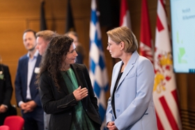 Foto: Sächsische Staatsministerin der Justiz und Vorsitzende der JuMiKo Prof. Constanze Geiert und Bundesjustizministerin Dr. Stefanie Hubig