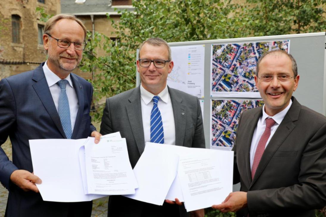 v.l.n.r.: Bürgermeister für Stadtentwicklung und Bauwesen der Stadt Freiberg, Holger Reuter; Oberbürgermeister der Stadt Freiberg, Sven Krüger; Innenminister Markus Ulbig