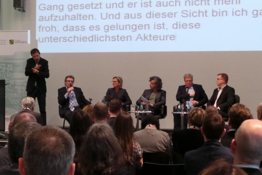 Teilnehmer der Podiumsdiskussion im Rahmen der Fachtagung zur Vorstellung des ersten Entwurfs des Aktionsplans im Dresdner Hygienemuseum