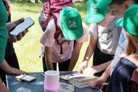 Foto: Junge Naturwächter bei der Artbestimmung