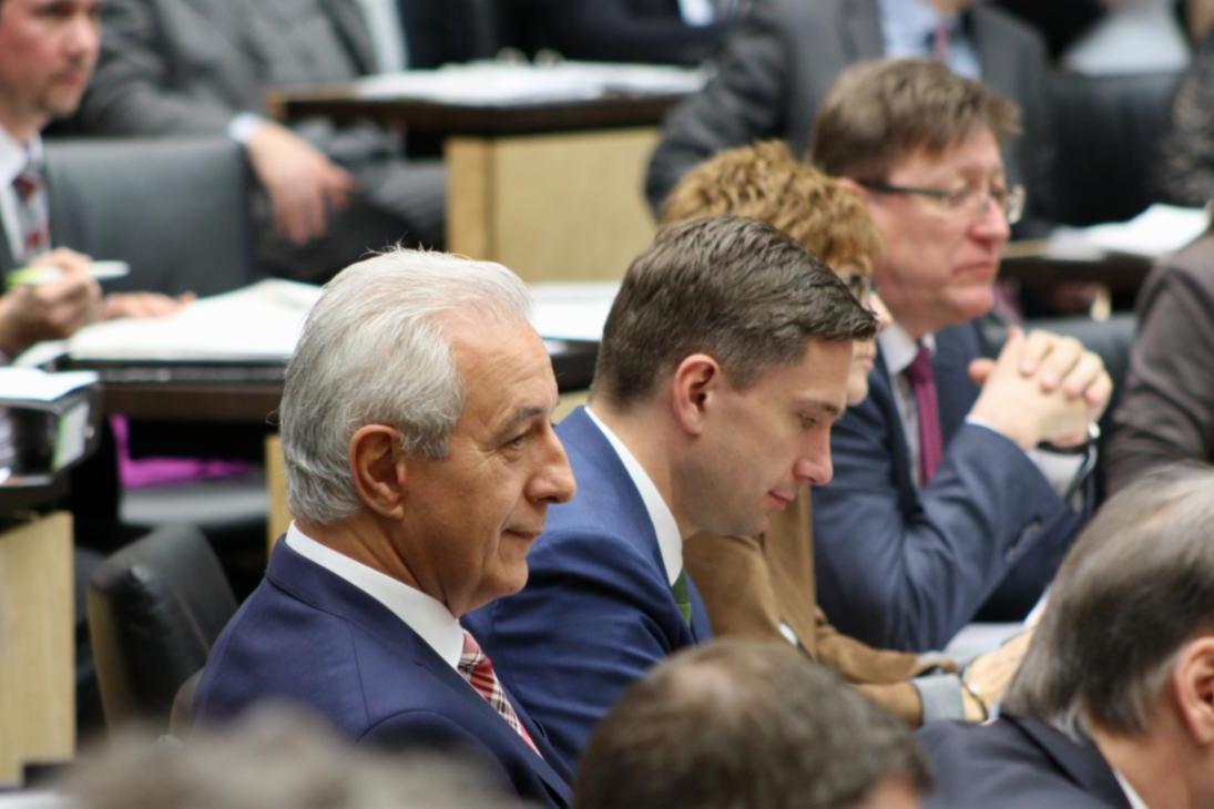 Sachsens Ministerpräsident Stanislaw Tillich und sein Stellvertreter Martin Dulig während der heutigen Sitzung des Bundesrates.