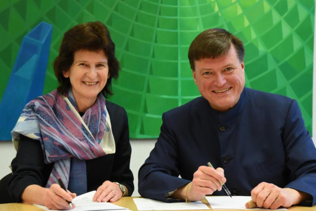 Sachsens Kunstministerin Dr. Eva-Maria Stange und Chefdirigent Christian Thielemann bei der Unterzeichnung der Vertragsverlängerung. Der Freistaat Sachsen konnte Christian Thielemann um weitere fünf Jahre als Chefdirigent der Sächsischen Staatskapelle Dresden verpflichten.