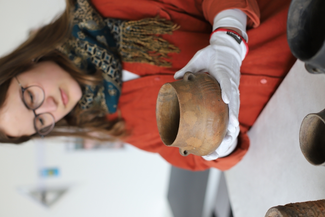 Linda Seifert vom Landesamt für Archäologie Sachsen ordnet die Gefäße zeitlich ein.