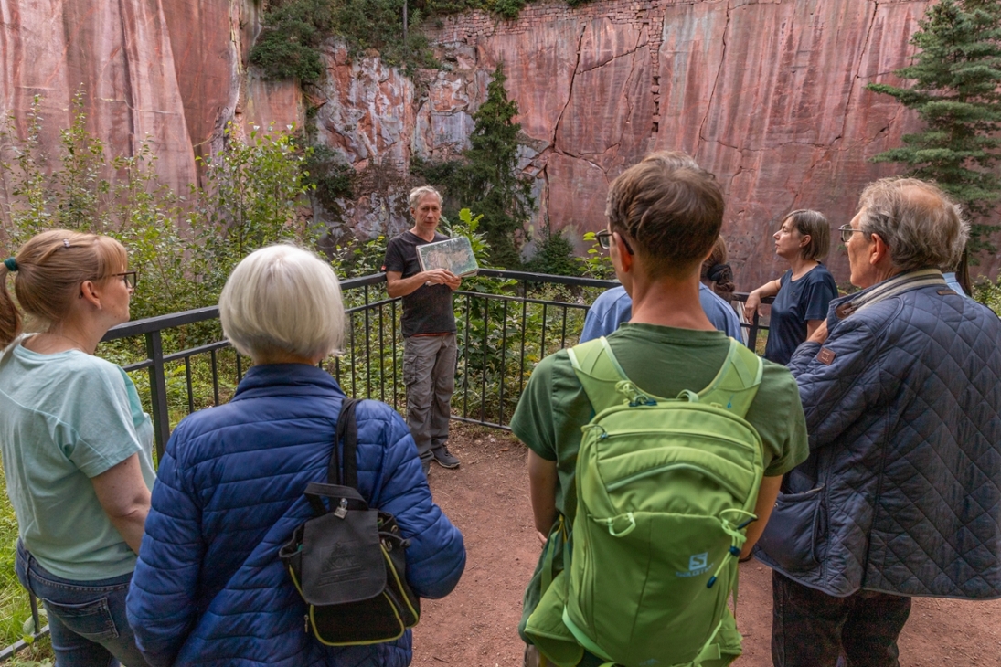 Gäste auf einer Exkursion im Geopark Porphyrland