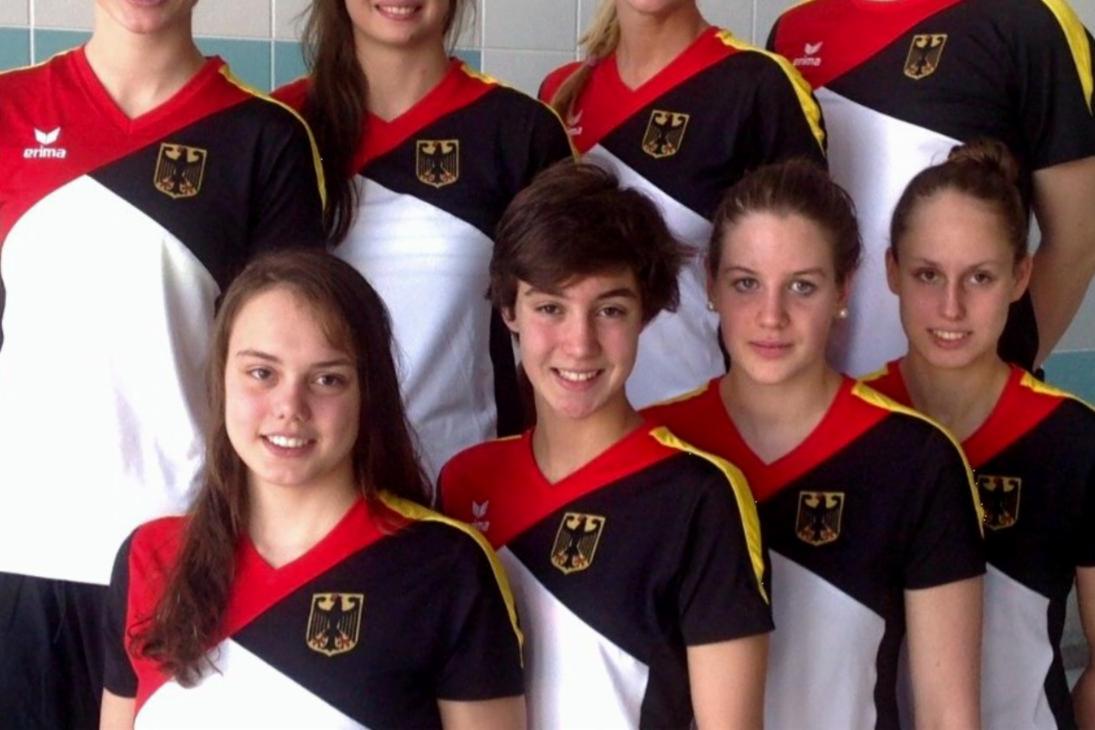 Reihe oben von links: Josefine Glasner, Luise Fuierer, Dana Hiersemann (Betreuerin), Sebastian Zechlin (Betreuer)
Reihe unten von links: Bianca Bogen, Lea Marsch, Michelle Zehmisch, Juliane Assmann
Die Mädchen sind alle im Alter zwischen 14 und 16 Jahren.
