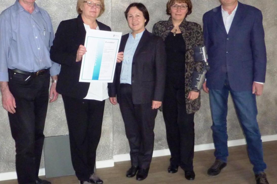 Übergabe des Zertifikates über die Anwendung des Arbeitsschutzmanagementsystems &quot;OHRIS&quot; durch die Landesdirektion Sachsen an die Firma Westhaus Energietechnik GmbH. (v. l. Herr Matthias Banowski (Produktmanager Westhaus Energietechnik), Frau Gabriele Schubert (Geschäftsführerin, Westhaus Energietechnik), Frau Carolin Schreck (Vizepräsidentin LDS), Frau Katrin Hanisch (Mitarbeiterin LDS), Herr Roland Rachula (Mitarbeiter LDS))