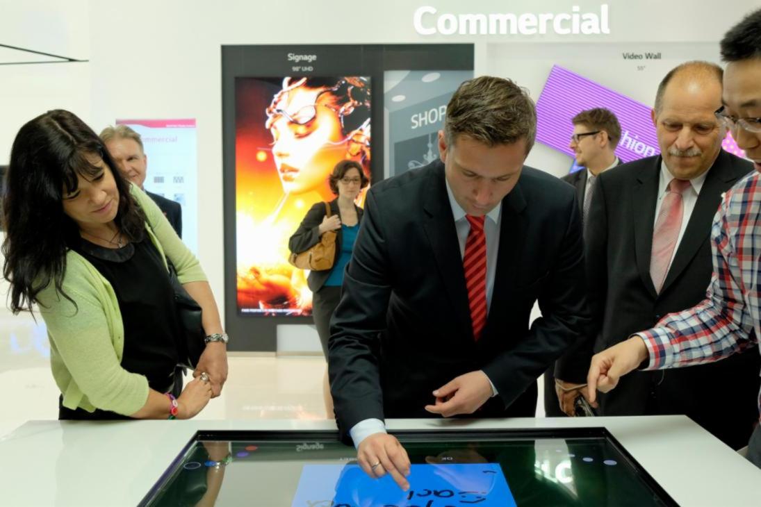 Minister Martin Dulig im Showroom bei LG-Display in Paju