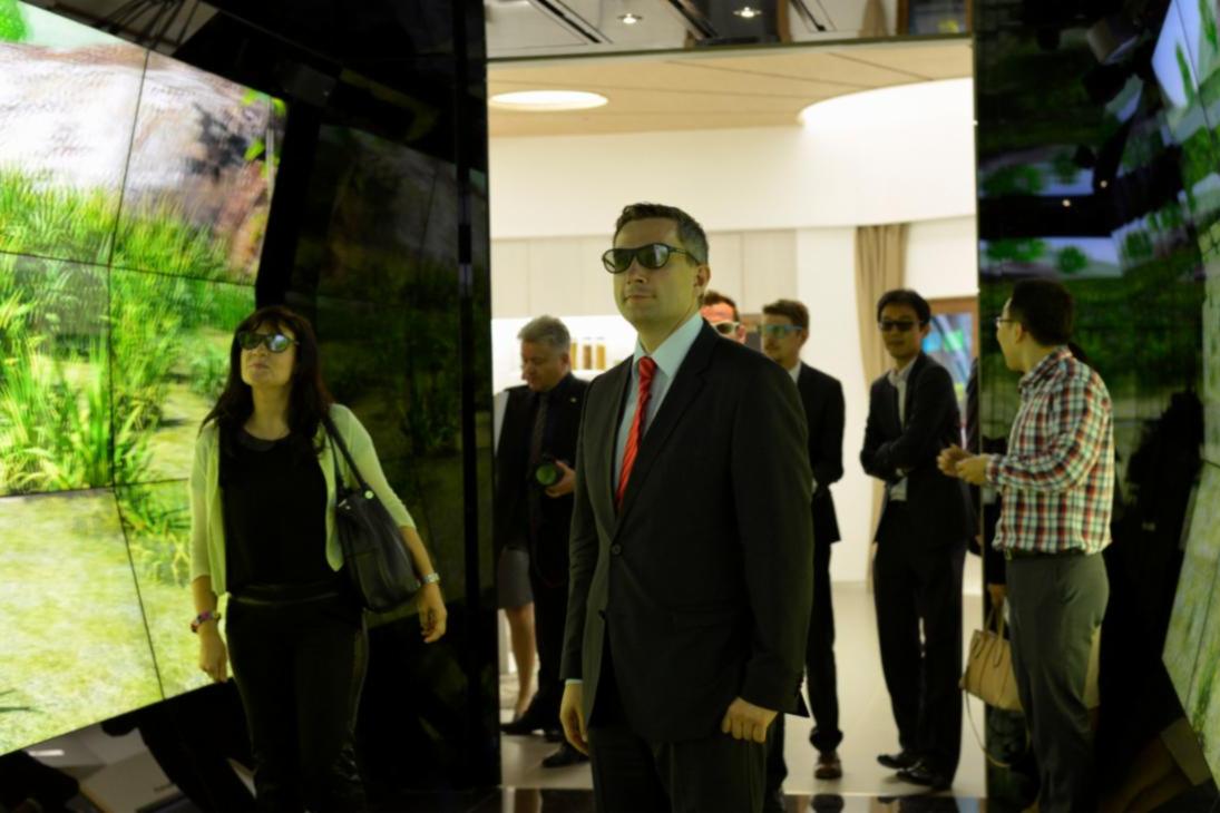 Minister Martin Dulig im Showroom bei LG-Display in Paju