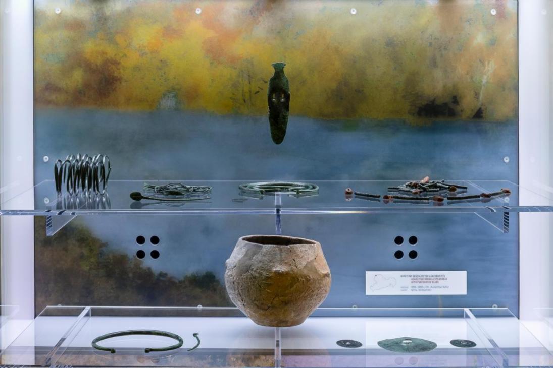 Frühbronzezeitlicher Depotfund aus Kyhna (Lkr. Nordsachsen) mit Bronzeschmuck und Bernsteinperlen (um 2000 v. Chr.). Die Lanzenspitze mit geschlitztem Blatt zeugt von weitreichenden Kontakten.