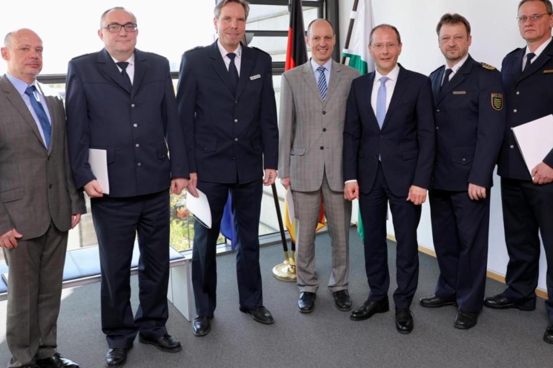 von links nach rechts:
Petric Kleine, Conny Stiehl, Torsten Schultze, Dr. Jörg Michaelis, Innenminister Markus Ulbig, Landespolizeipräsident Jürgen Georgie, Reiner Seidlitz