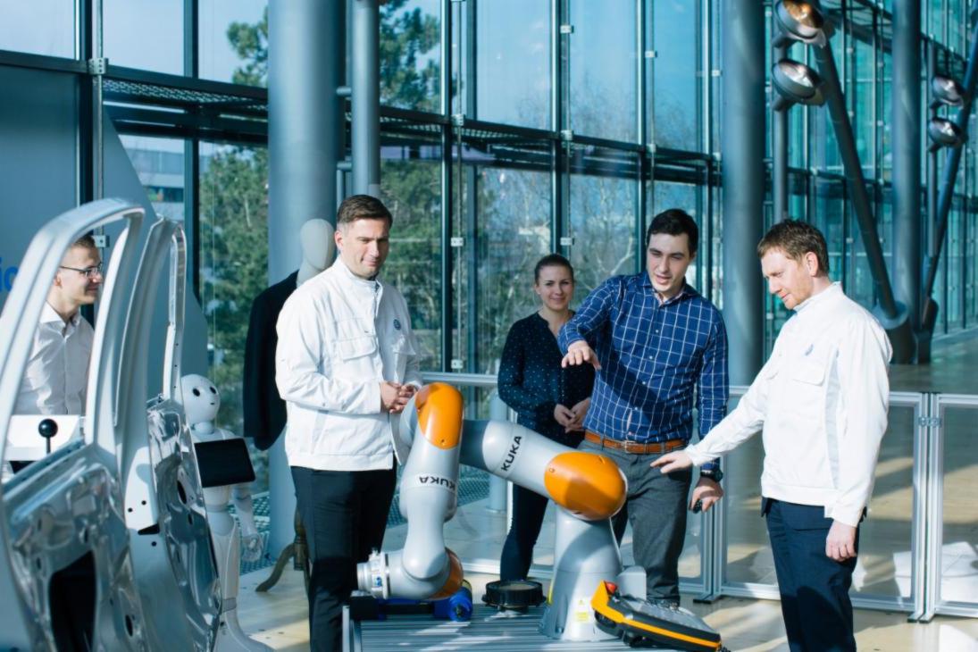 Ministerpräsident Michael Kretschmer und Wirtschaftsminister Martin Dulig mit Wandelbots-CEO Georg Püschel und Gründerin Maria Piechnick am Montag (5.3.) während eines Termins in der Gläsernen Manufaktur von VW in Dresden bei der Demonstration der neuen Erprobungsstation des Start-ups Wandelbots. Die Kooperation von VW und Wandelbots ist am Sonntag in Austin offiziell bekanntgegeben worden.