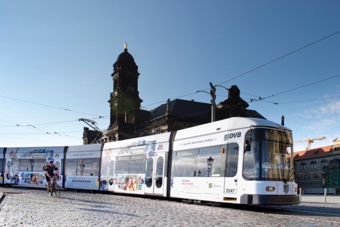 Anlässlich des Tages der Deutschen Einheit 2016 in Dresden wurde der Straßenbahnwagen 2547 der Dresdner Verkehrsbetriebe mit einer neuen Außenhaut versehen und fährt seit Mai durch Dresden.

https://www.tag-der-deutschen-einheit.sachsen.de/