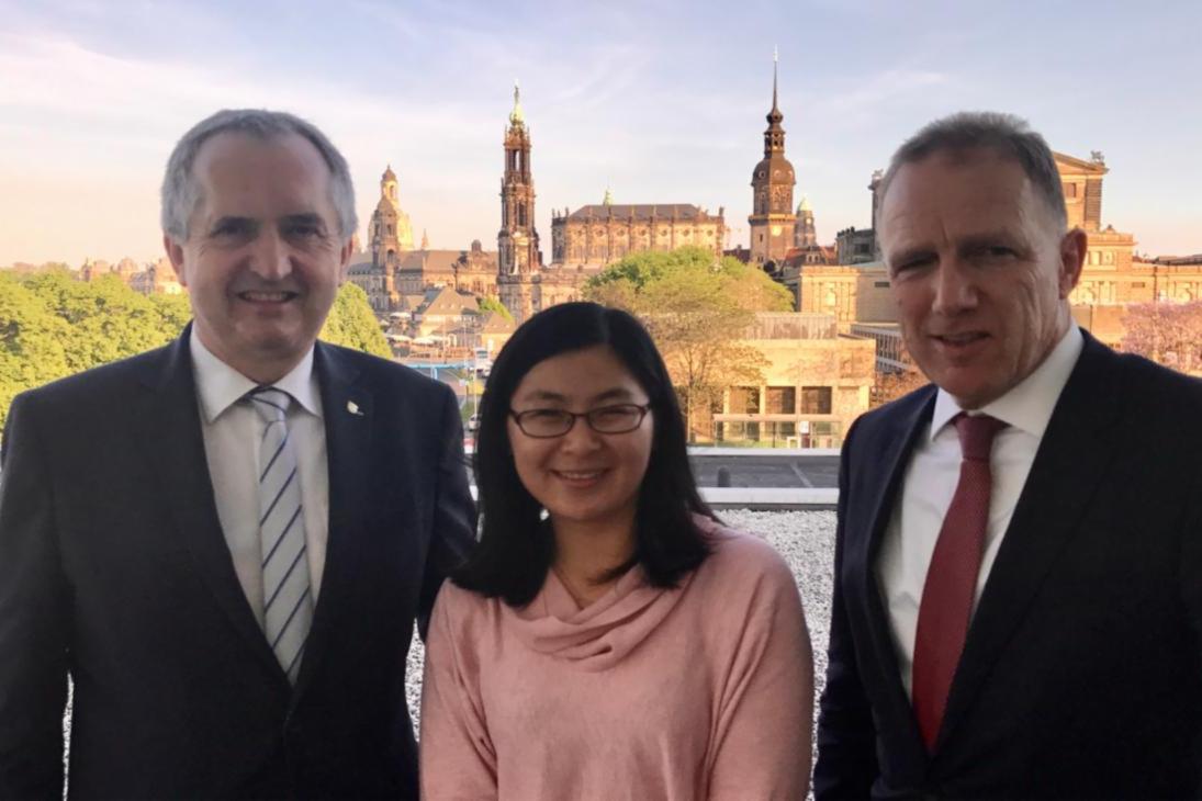 v.l.n.r.: Staatsminister Thomas Schmidt, Viola Lin (Geschäftsführerin der ZhongDe Metal Group GmbH), Mike de Vries (Vorsitzender der Geschäftsführung der ZhongDe Metal Group GmbH)