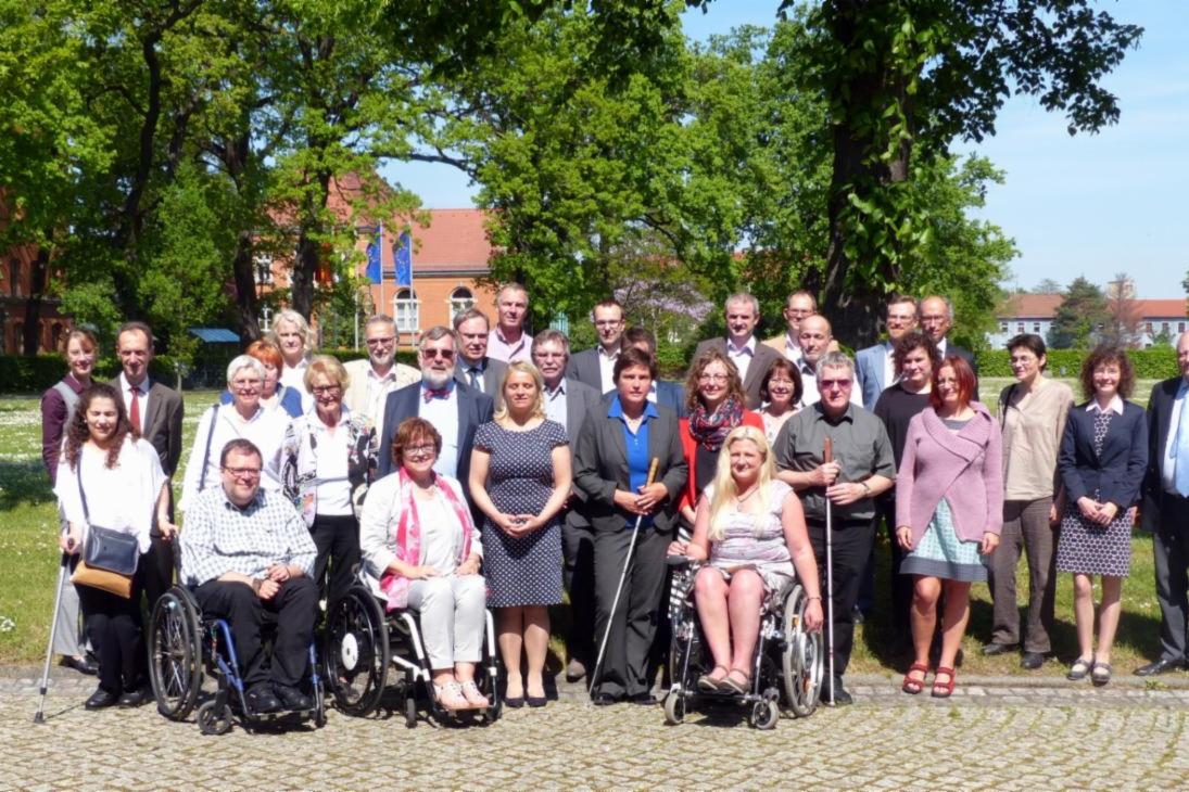 Die Gruppe der Beauftragten des Bundes und der Länder für die Belange von Menschen mit Behinderungen bei ihrem 53. Treffen in Magdeburg.