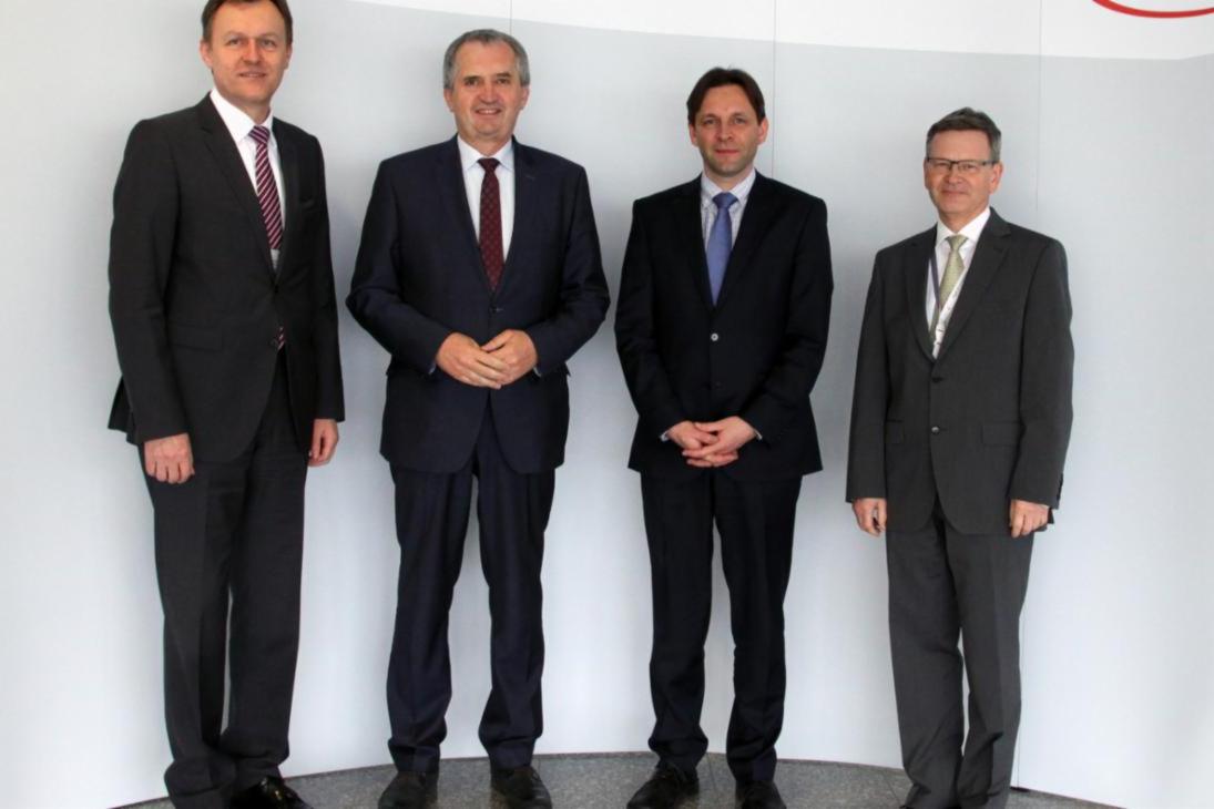 Entspannte Atmosphäre beim Besuch bei Infineon Technologies Dresden: Infineon-Geschäftsführer Helmut Warnecke, Umweltminister Thomas Schmidt, Ronny Zienert, persönlicher Referent des Ministers, und Dr. Rainer Hauptmann von Infineon.