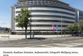Foto: Das Kaufhaus Schocken in Chemnitz ist ein leuchtendes Beispiel der Moderne. Heute beherbergt es das Staatliche Museum für Archäologie. Es ist Teil der Ausstellung am Landgericht Chemnitz.