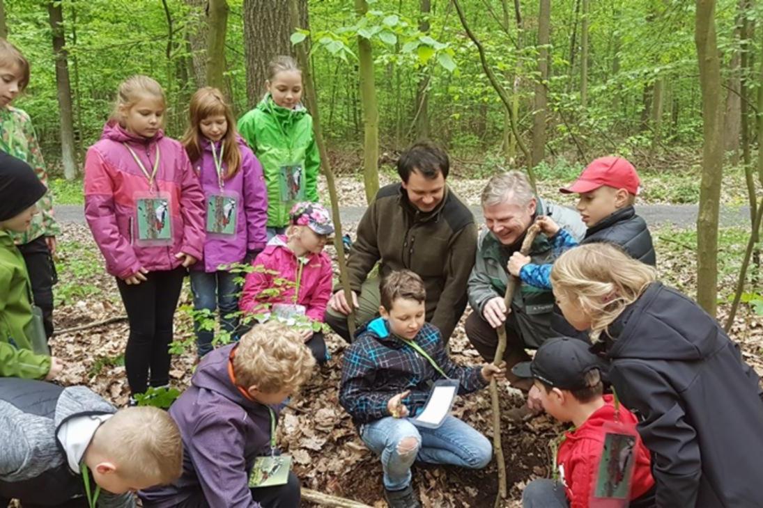Schüler der Grundschule Otterwisch bei der Eröffnung der Waldjugendspiele im Waldgebiet Oberholz