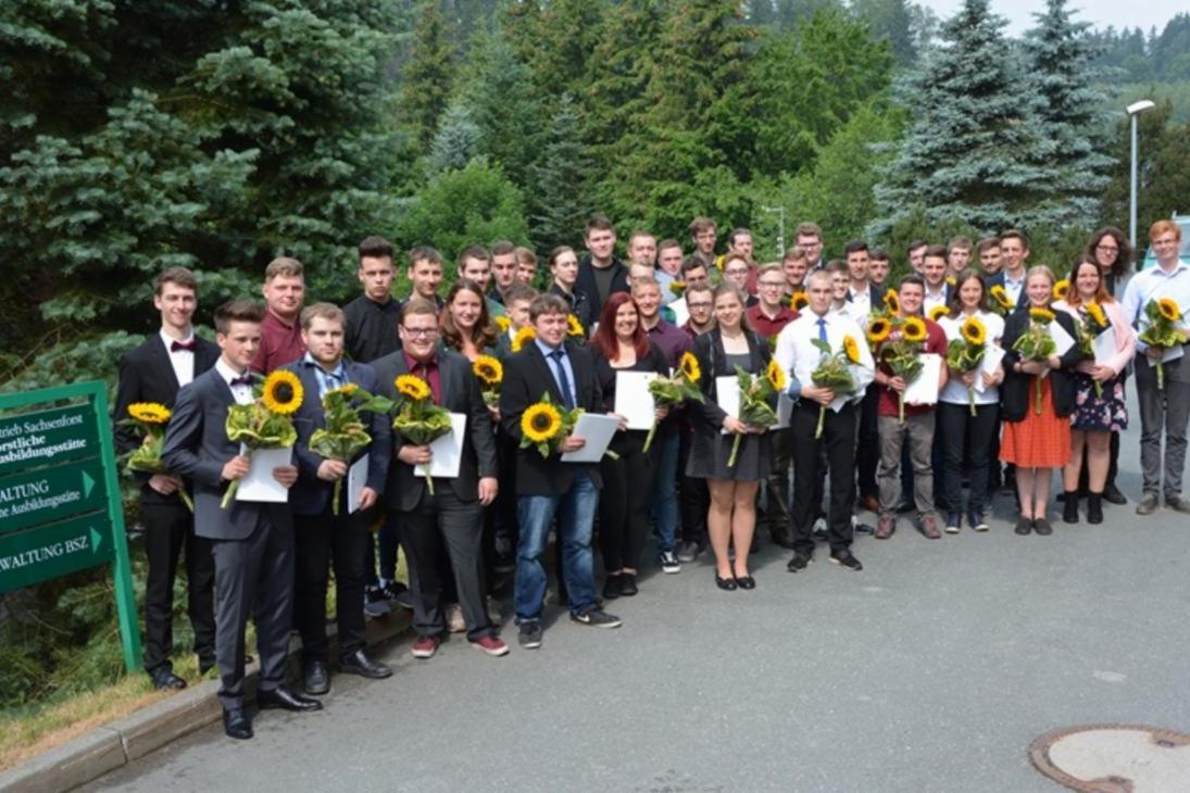 Gruppenfoto der ausgebildeten Forstwirte