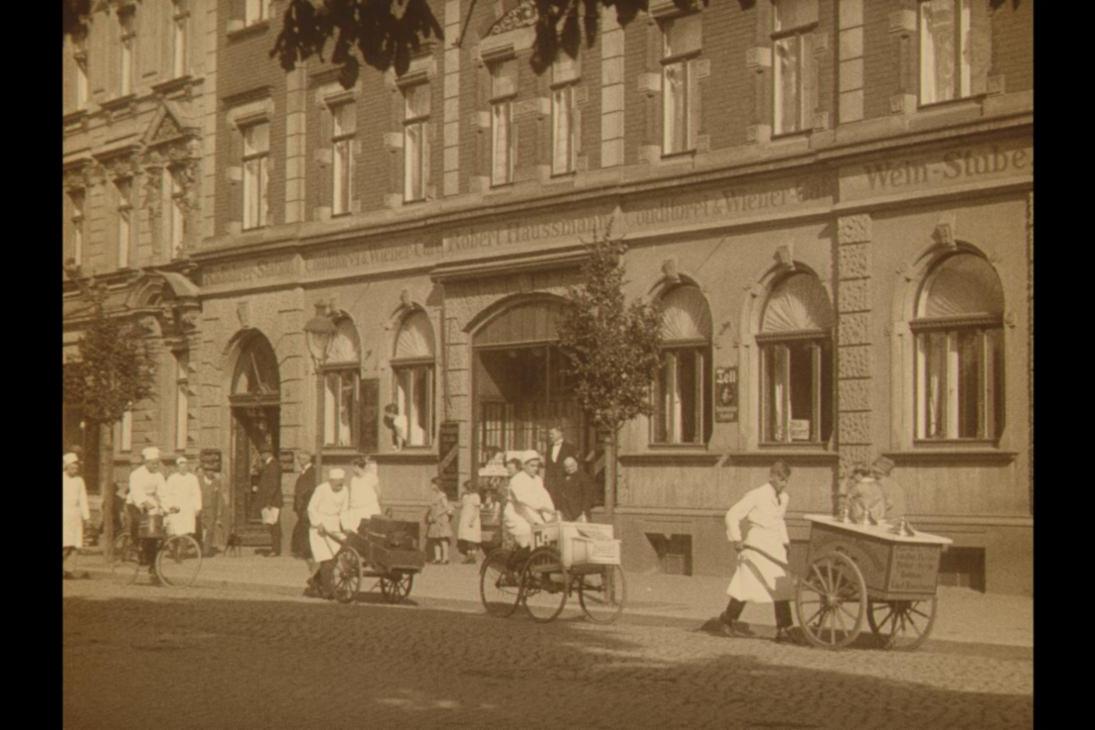 Ein seltener Werbefarbfilm von ca. 1926 zeigt die Herstellung und Produkte sowie das Kaffeehausleben der Konditorei Robert Haussmann in Borna.