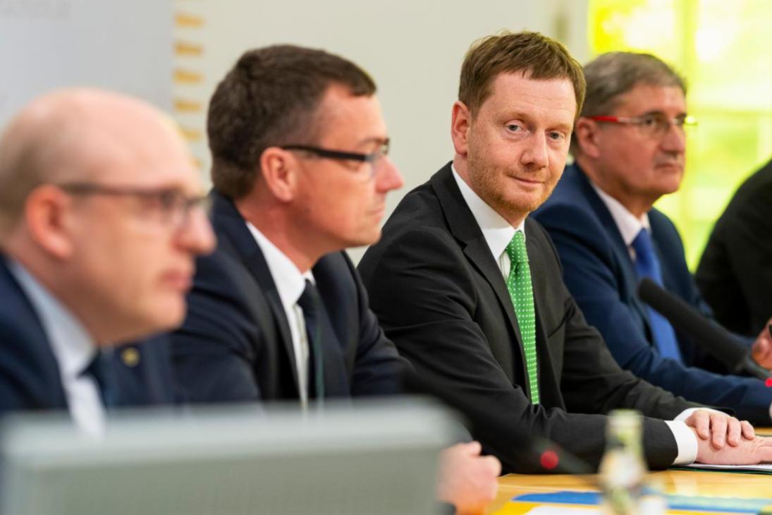 v. l. - Sven Schulze, Bürgermeister der Stadt Chemnitz, Ralf Rother Verbandsvorsitzender des Zweckverbandes Kommunale Informationsverarbeitung Sachsen (KISA), Ministerpräsident Michael Kretschmer, Amtschef/CIO Thomas Popp.